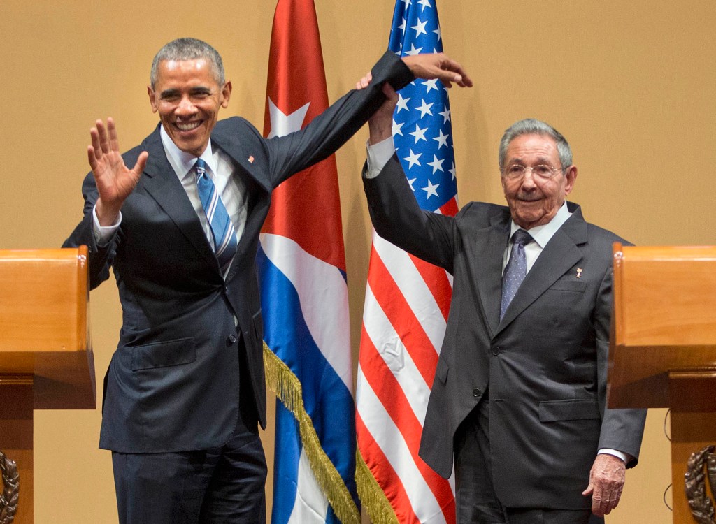 White House explains awkward Obama, Castro handshake