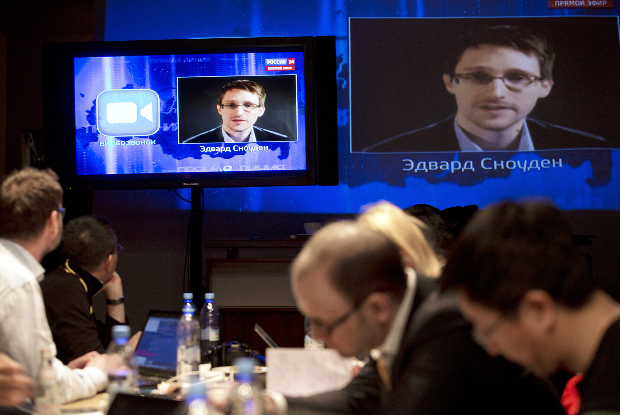 Edward Snowden questions Vladimir Putin on surveillance policies