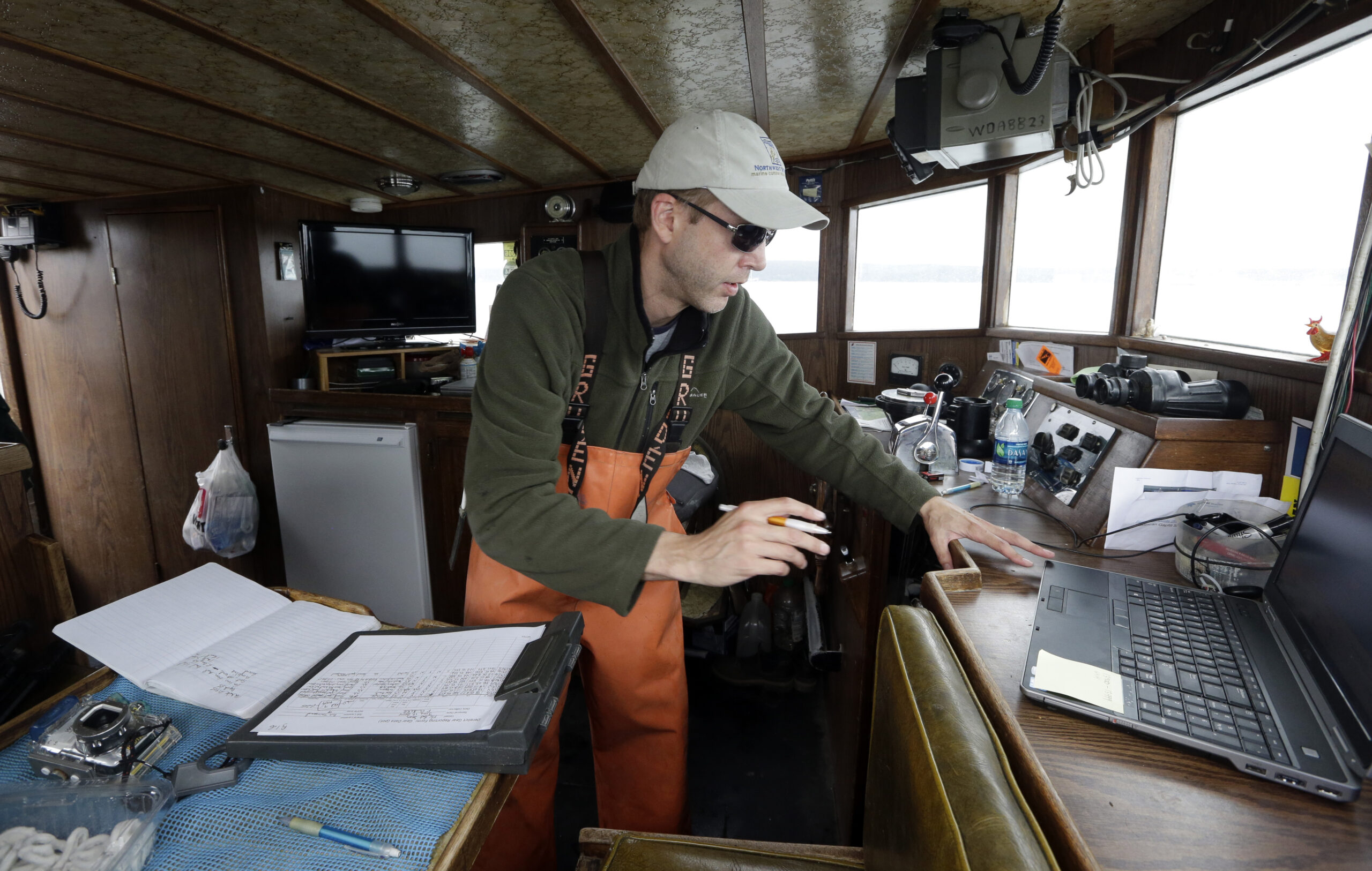 Divers seek lost crab pots in Washington waters
