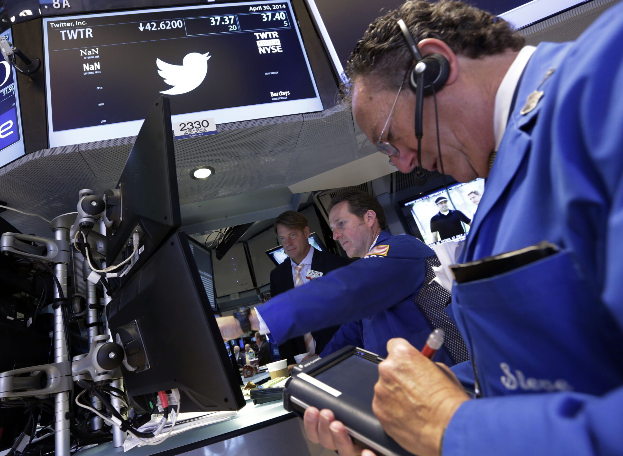 Dow closes at record as Fed keeps cutting stimulus