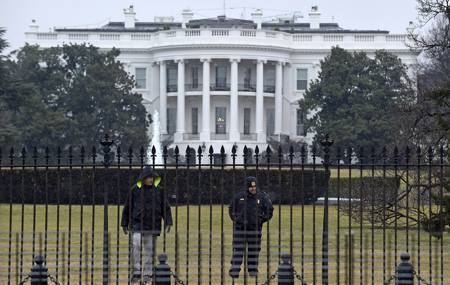 Secret Service detains man who approached White House with suspicious package