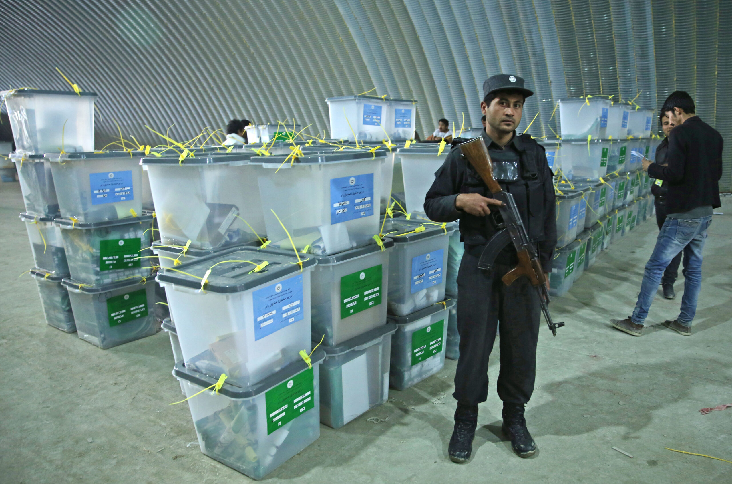 Afghan election hailed as Taliban threat remains