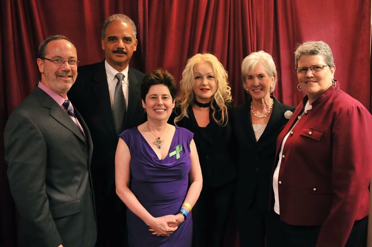 Cyndi Lauper sings ‘True Colors,’ smacks at Romney