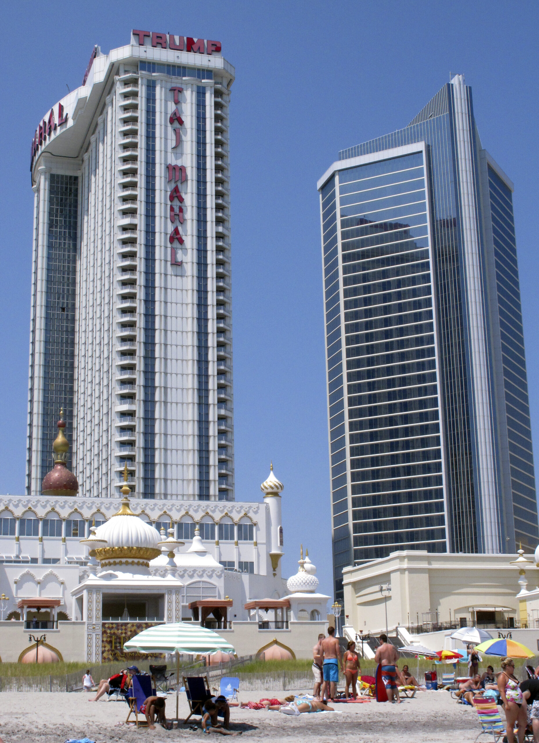 Sprinkler company seeks to end work at Taj Mahal