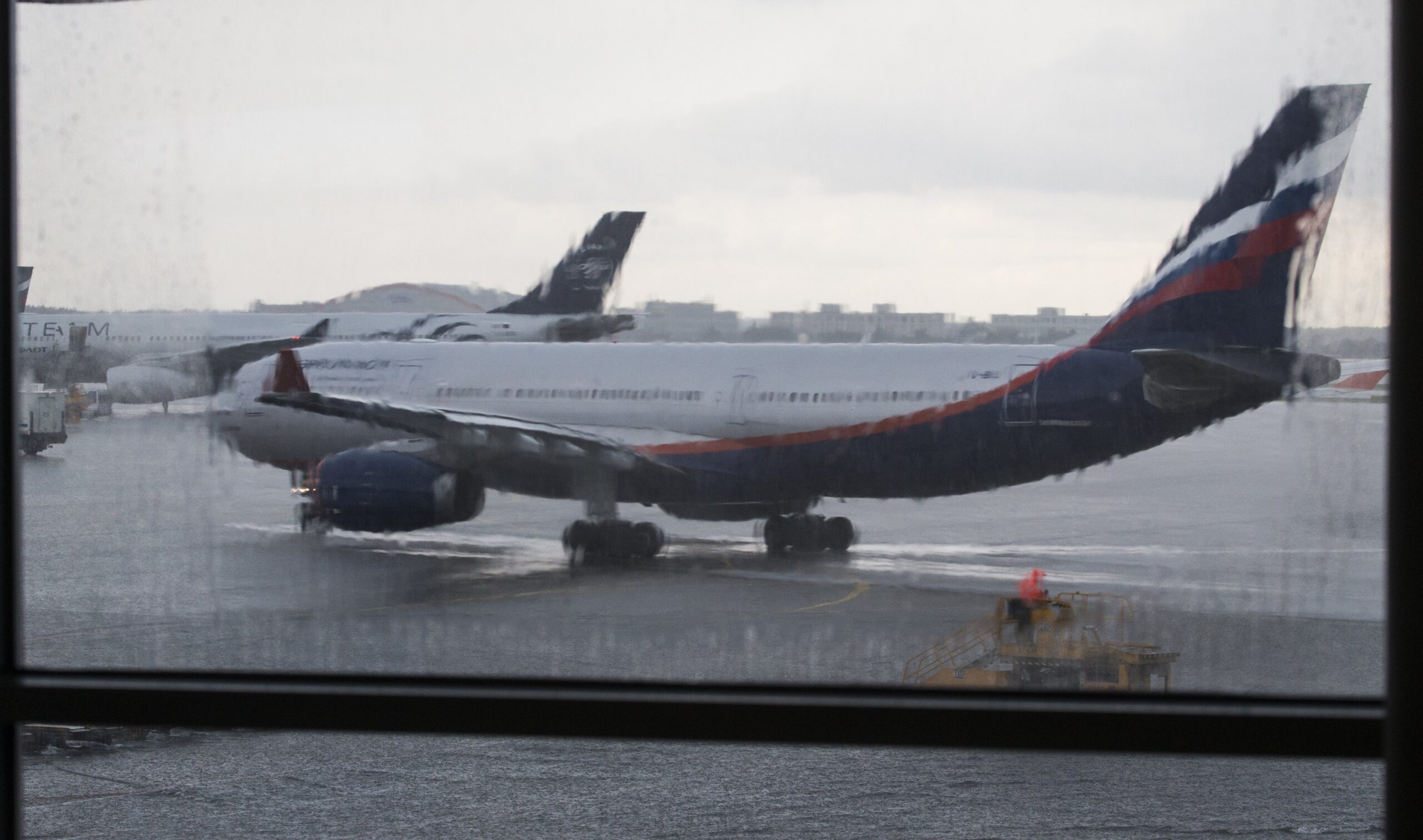 Banned carry-on items get through Russian security