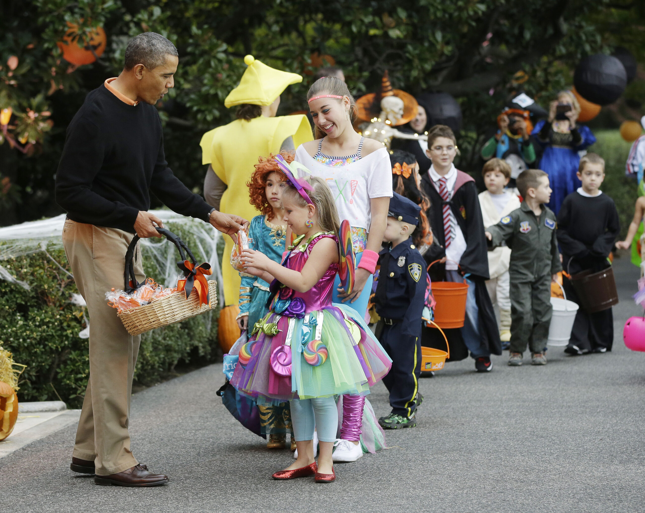 Pumpkins replace politics at White House Halloween