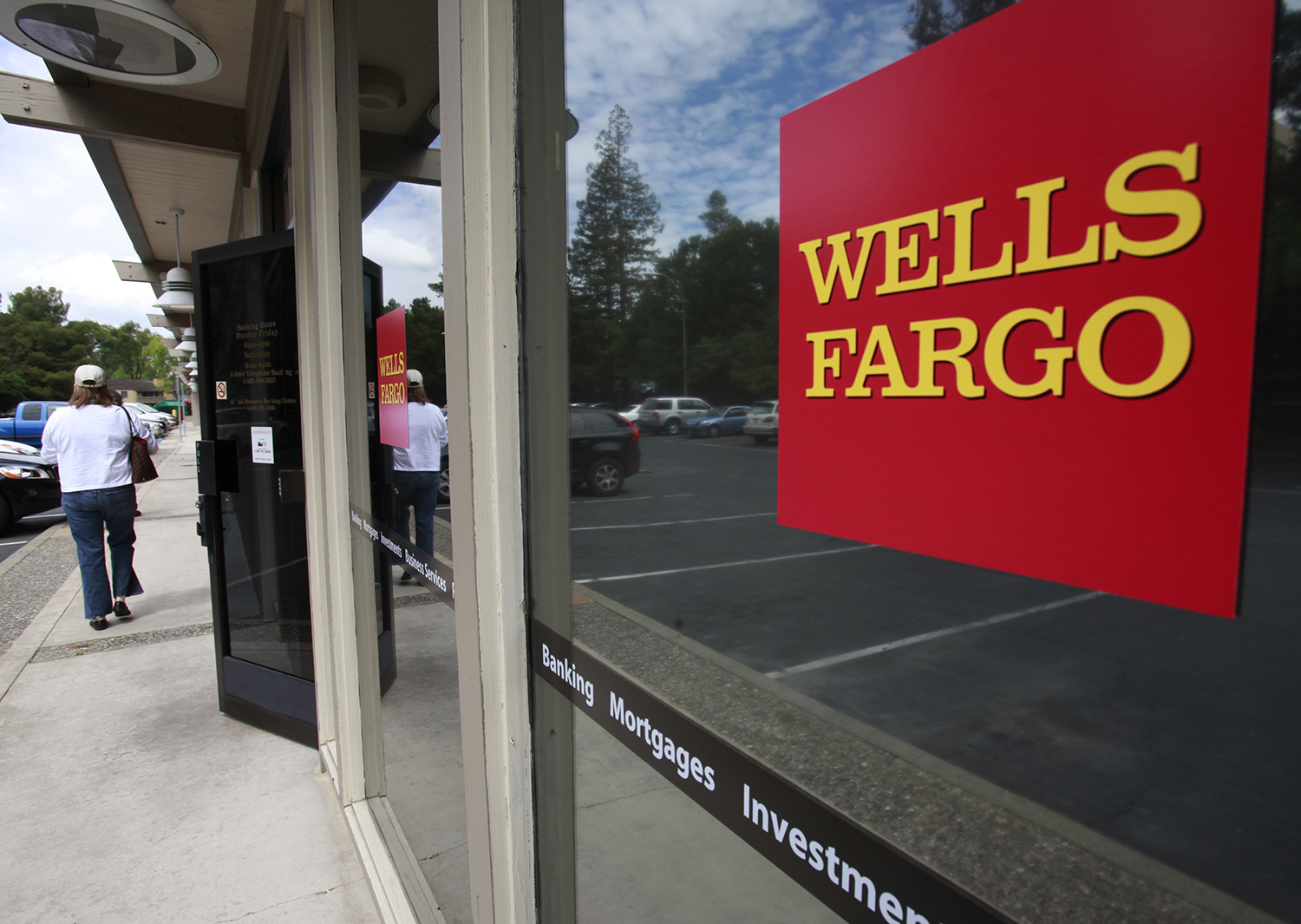 Top Democrat calls for breaking up Wells Fargo
