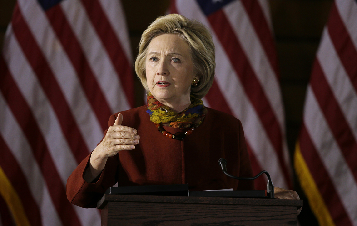 Clinton advisers meet with defense industry association leader