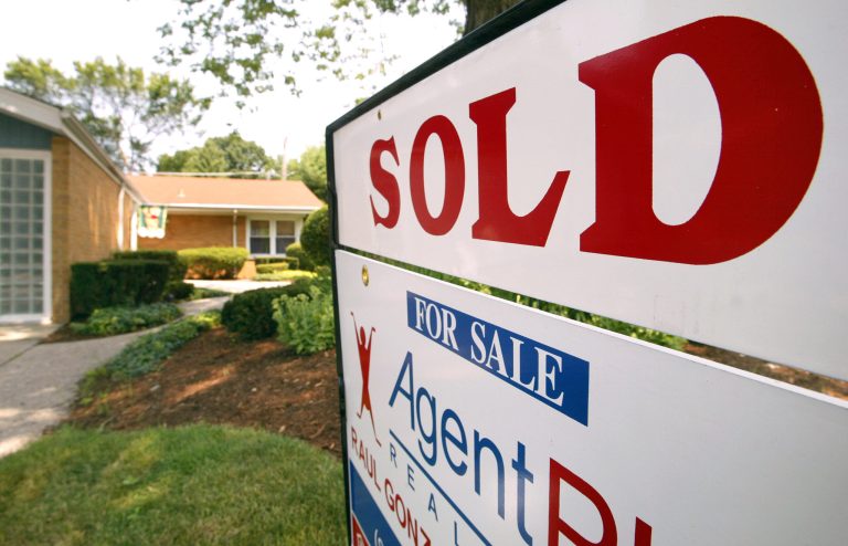 A 'SOLD' sign is visible atop a realtor's 'FOR SALE' sign in front of a single-family home July 27, 2004 in Park Ridge, Illinois. Sales of existing homes in the U.S. reached a record high in June. (Photo by Tim Boyle/Getty Images