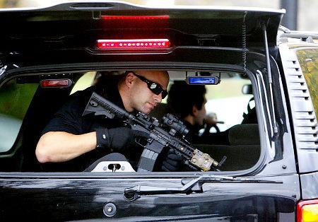 Ex-agent says girls go wild for Secret Service studs