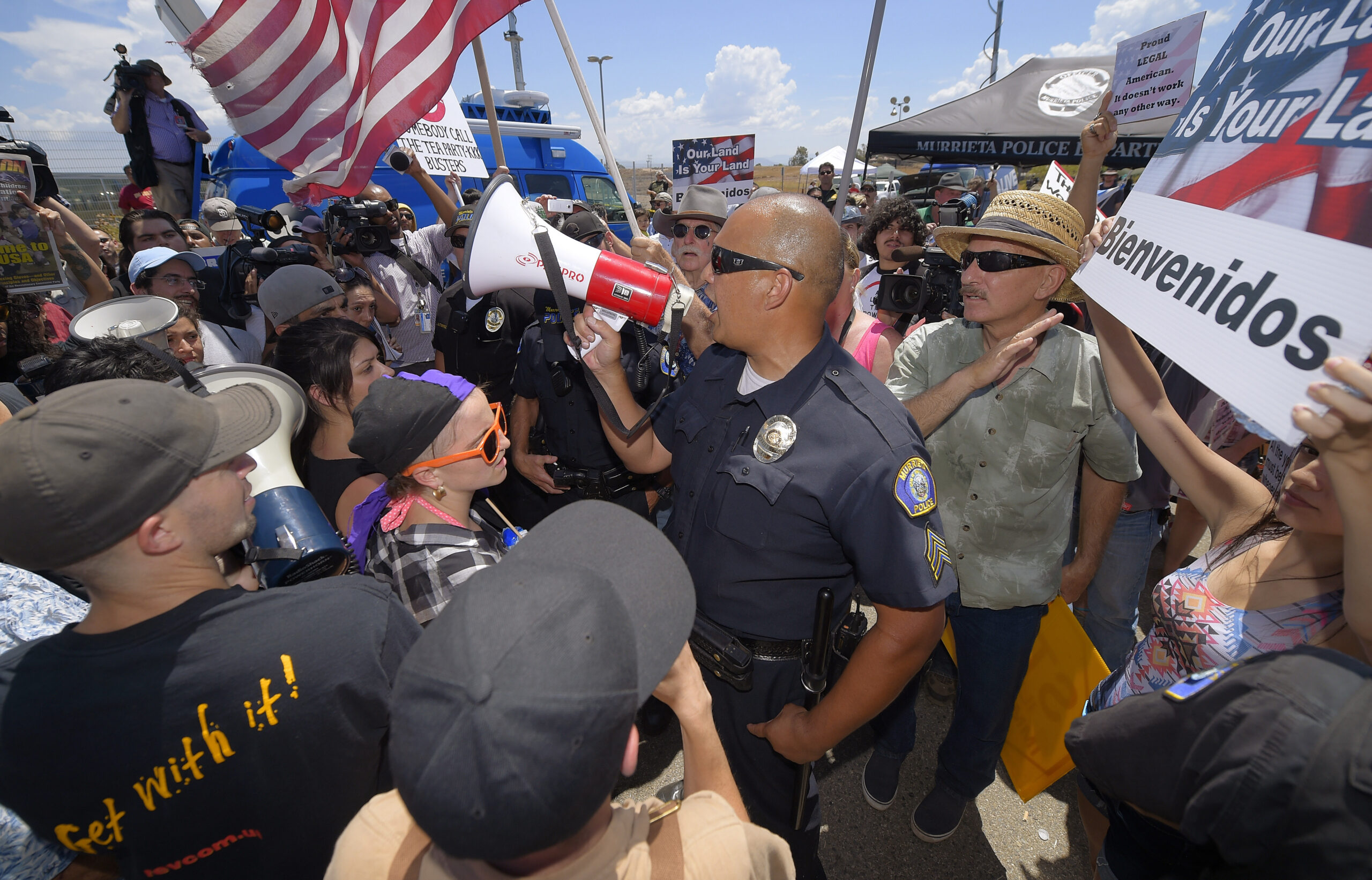 Obama won’t look at the illegal immigration crisis but he’ll raise funds off it