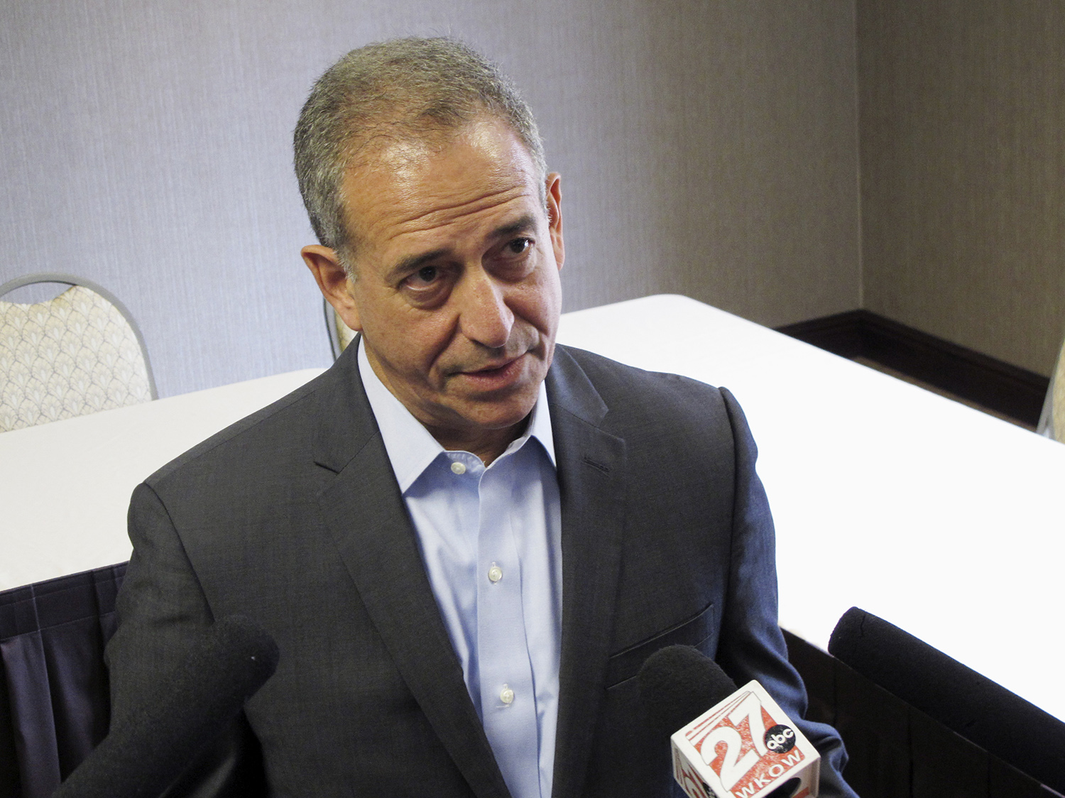 Feingold clings to lead over Johnson in Wisconsin