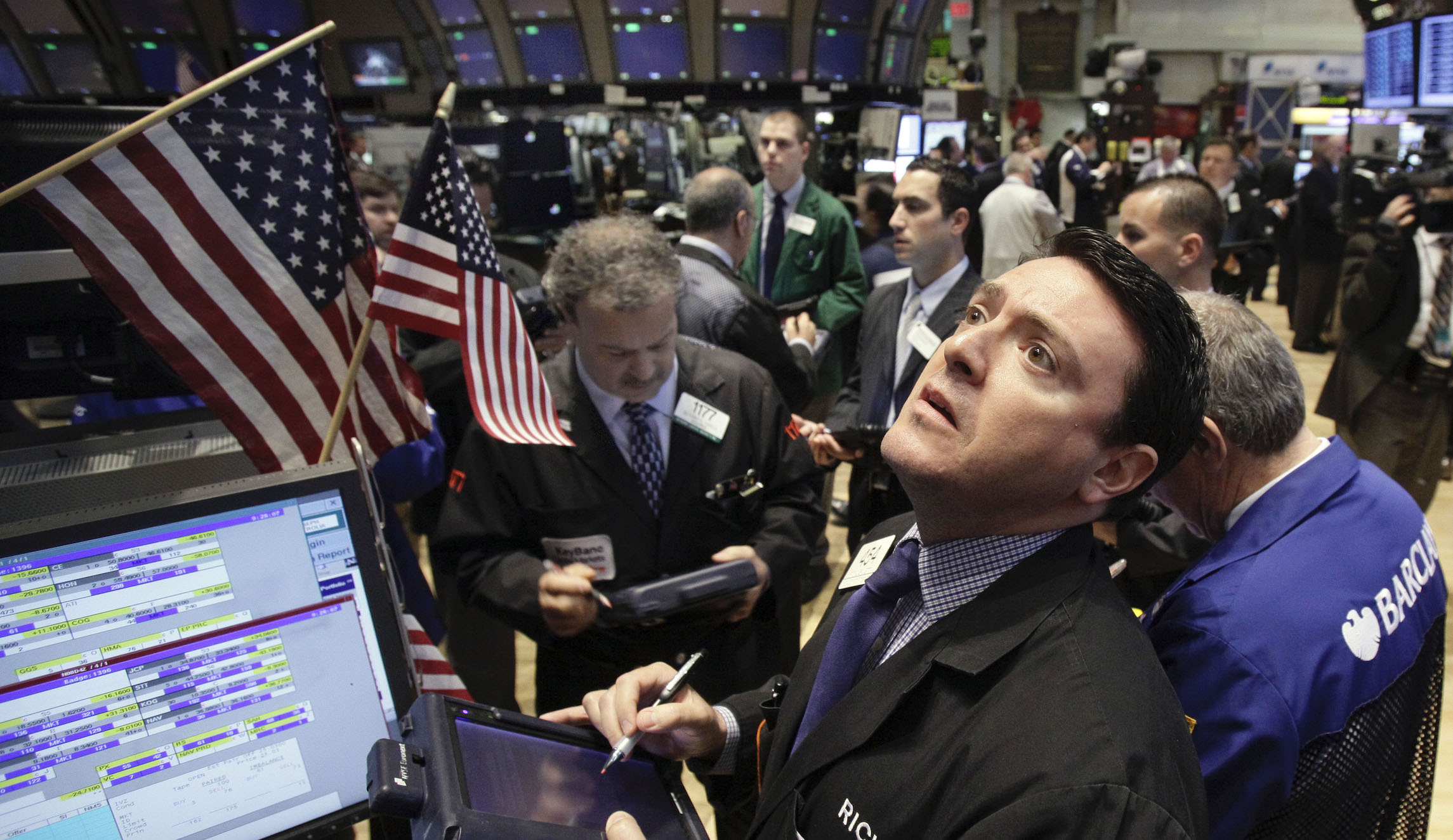 Dow drops 400 points after Trump ‘ordered’ US companies from China