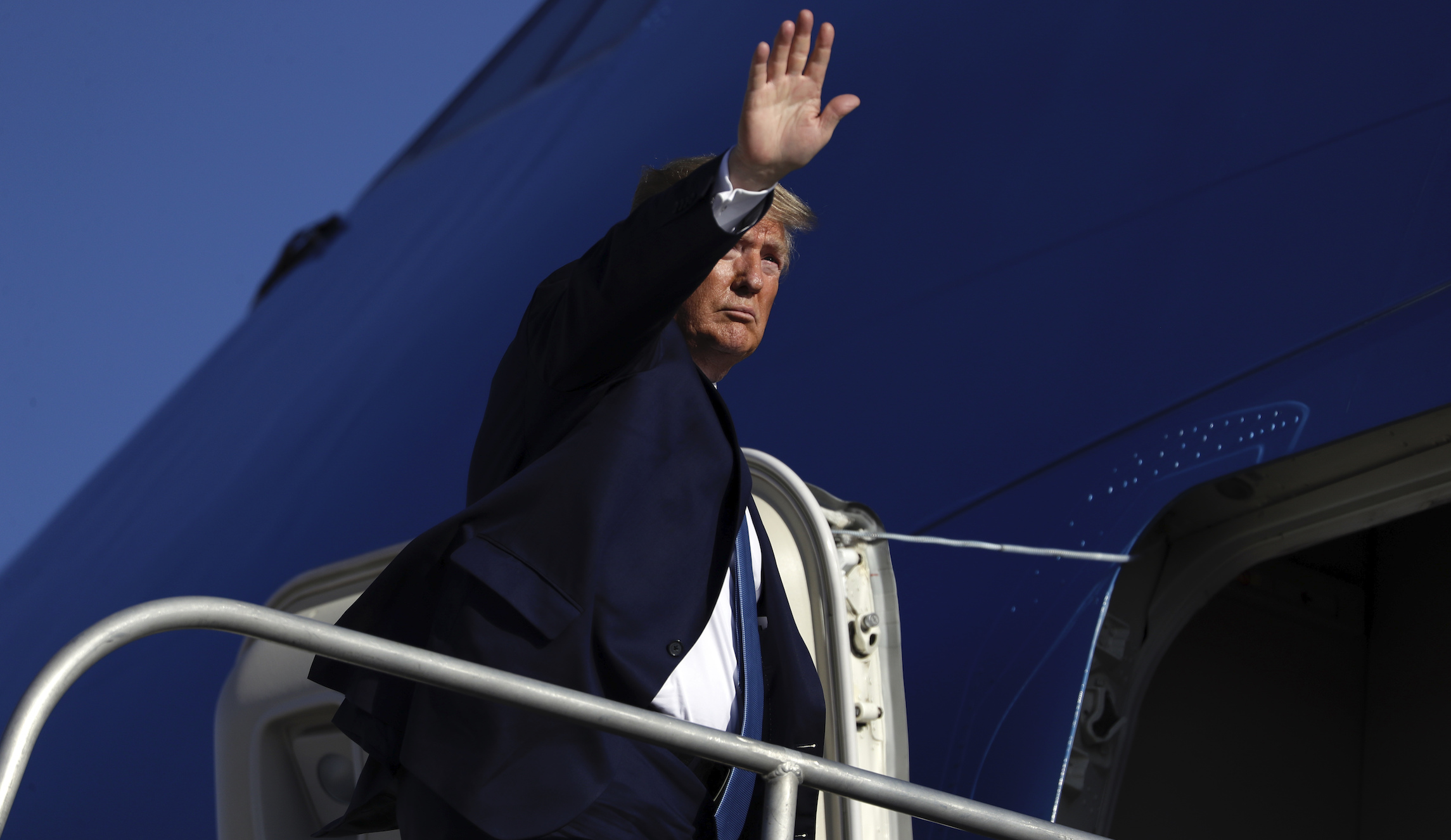 Trump reveals why he keeps wad of cash in back pocket