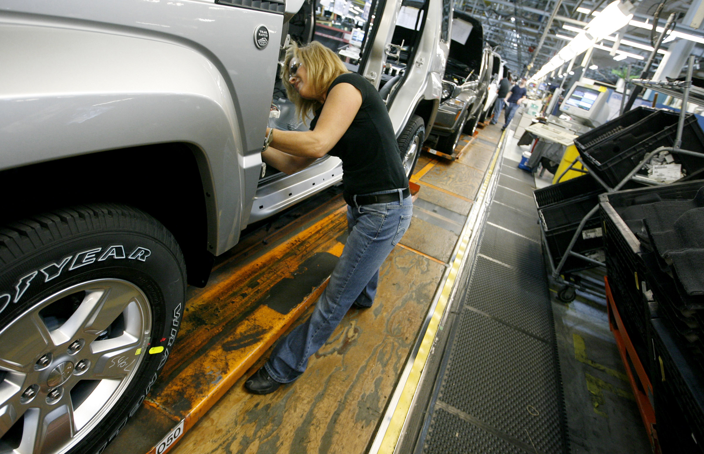 Trump thanks Fiat Chrysler, Ford for investing in US plants