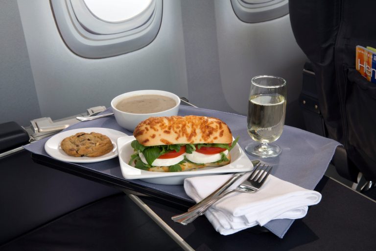 United lures top fliers with promise of a hot meal