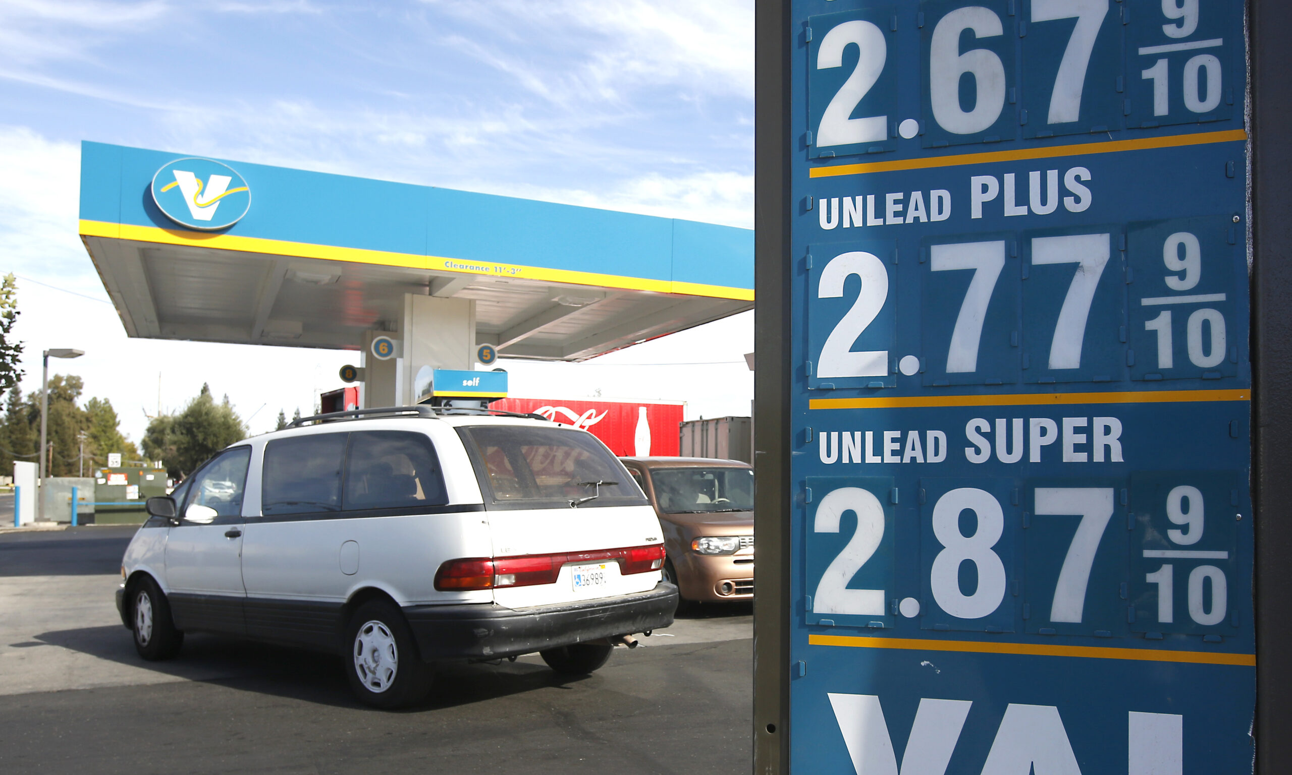 Cheap pump prices spark Memorial Day travel