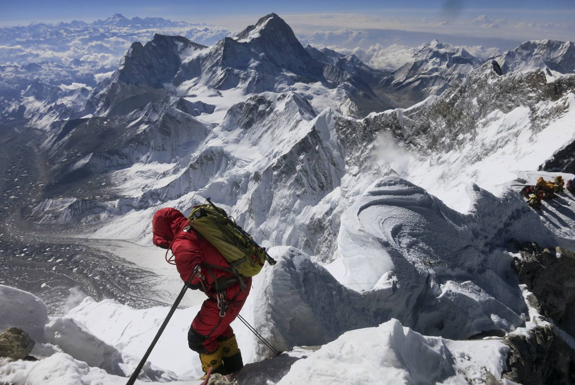Nepal slashes mountaineering fees for Everest