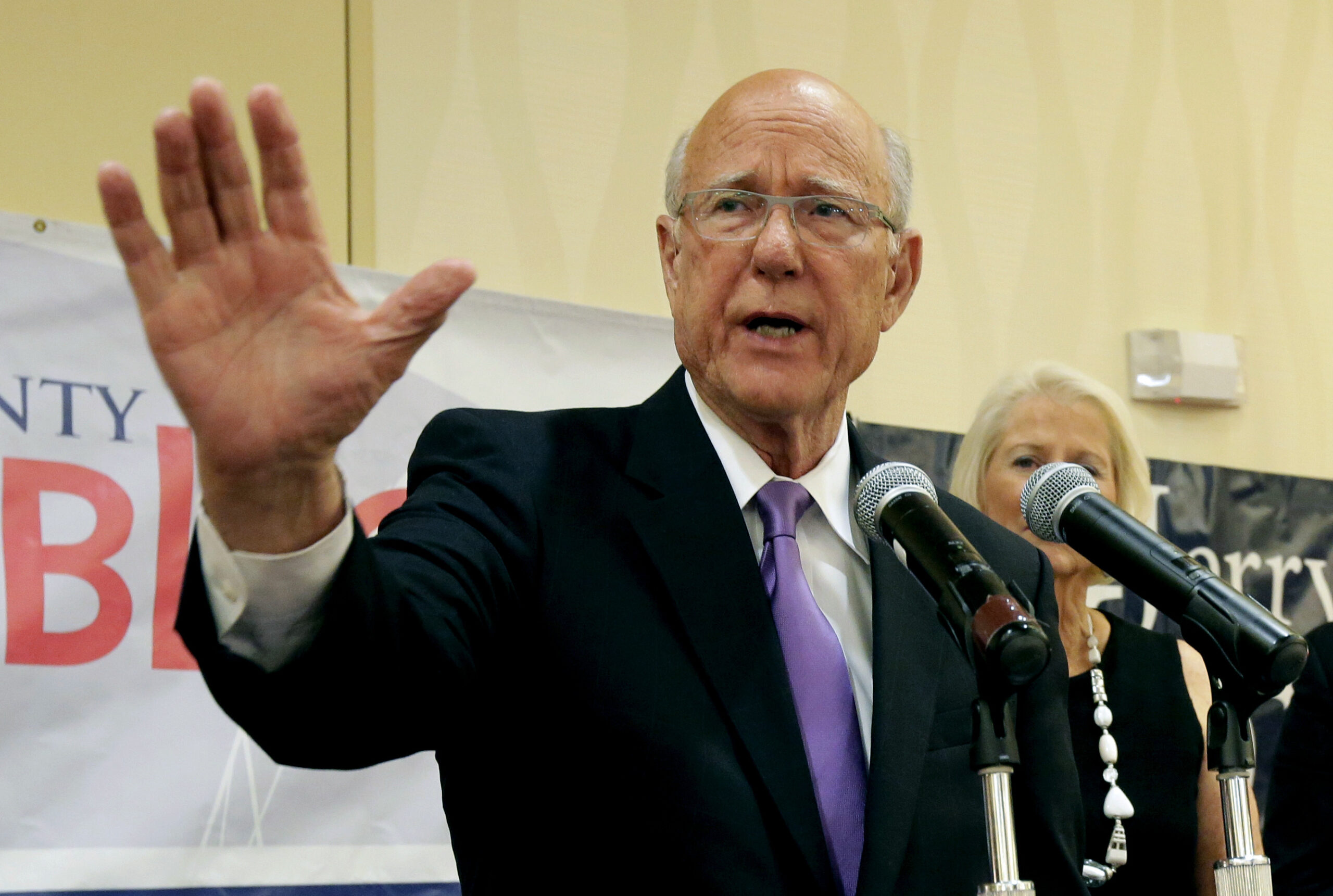 GOP incumbents fend off Tea Party challengers