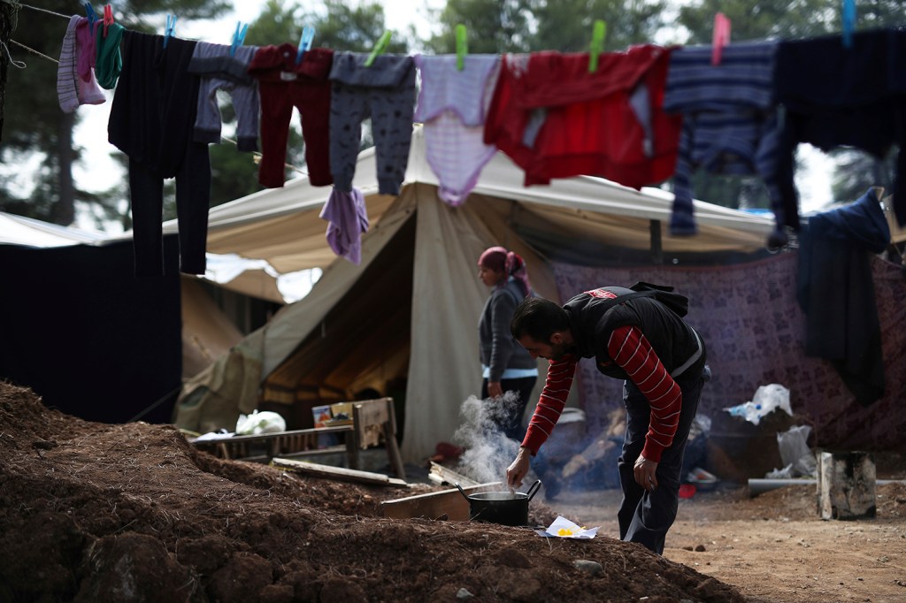 Trump to order immediate halt of Syrian refugee program