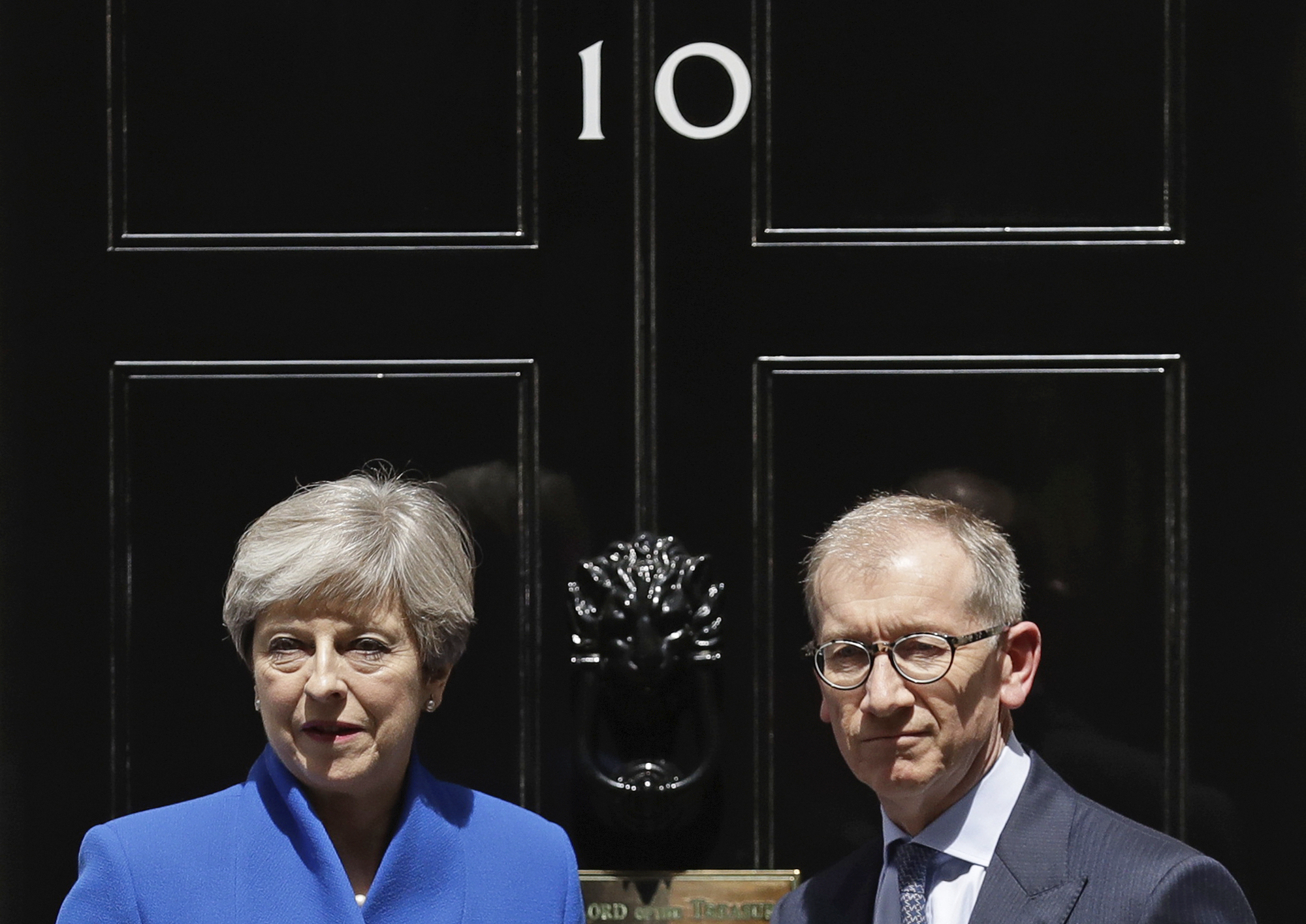 Two top advisers to Theresa May resign, signaling she’s staying on as prime minister