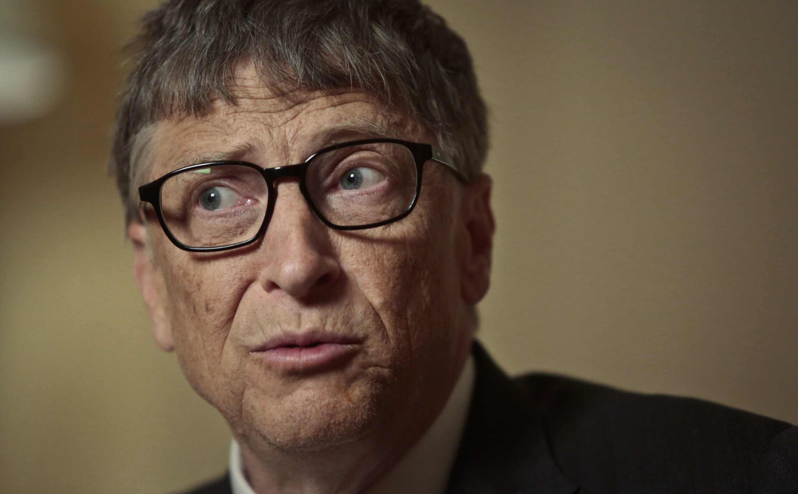 Bill Gates was reportedly chided for extramarital messages over a decade ago