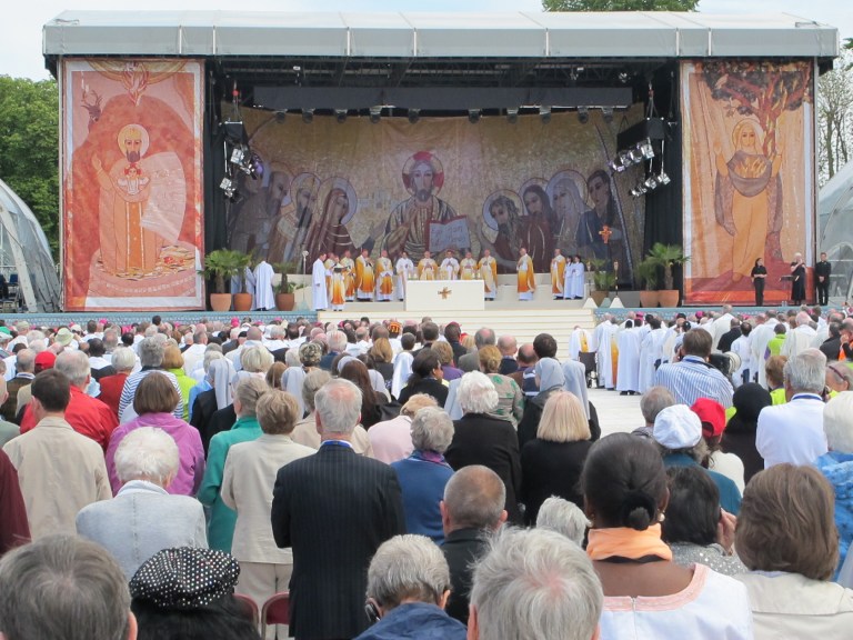   Worshippers attend the opening Mass of the Catholic Church's Eucharistic Congress in Dublin, Ireland, on Sunday June 10, 2012. The weeklong event involving Catholic leaders worldwide has focused attention on declining observance of the faith in Ireland amid ongoing child-abuse scandals. (AP Photo/Shawn Pogatchnik)  