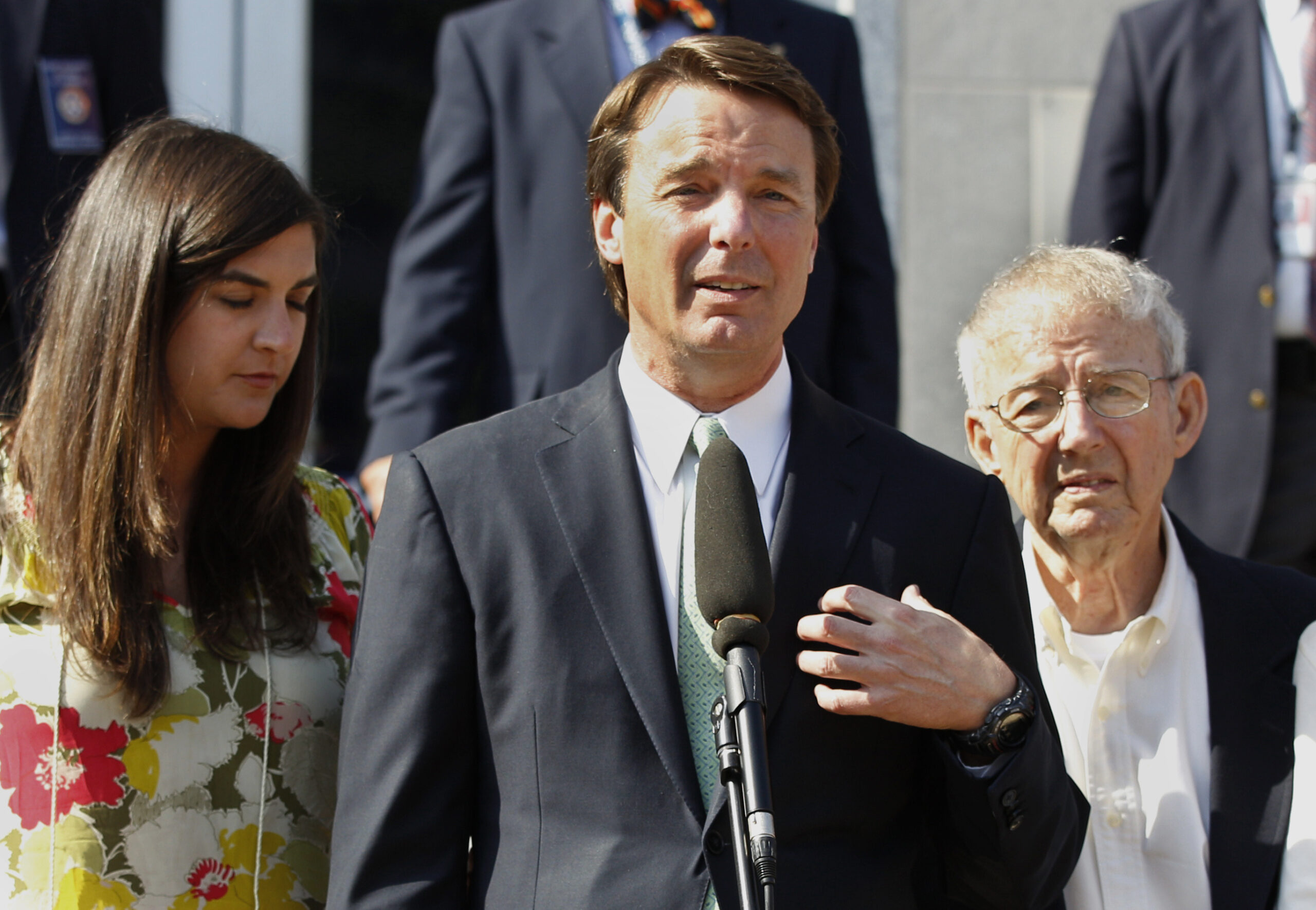 Federal prosecutors drop case against John Edwards