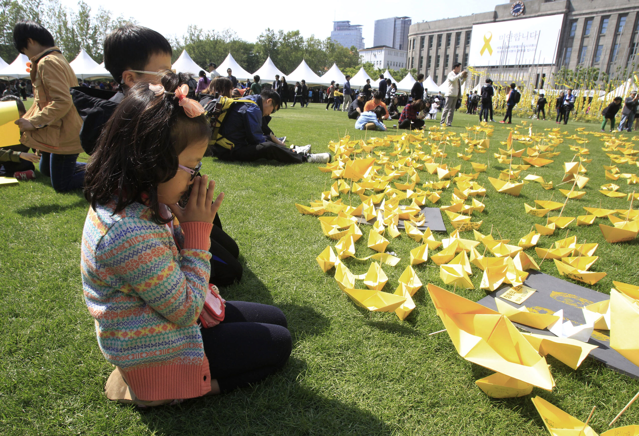 Civilian diver dies in South Korea ferry searches
