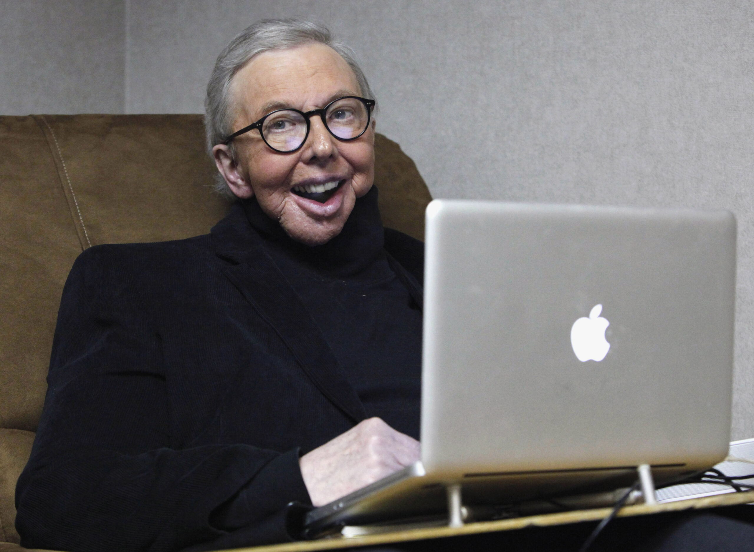 Actors, others honor Ebert at Chicago theater