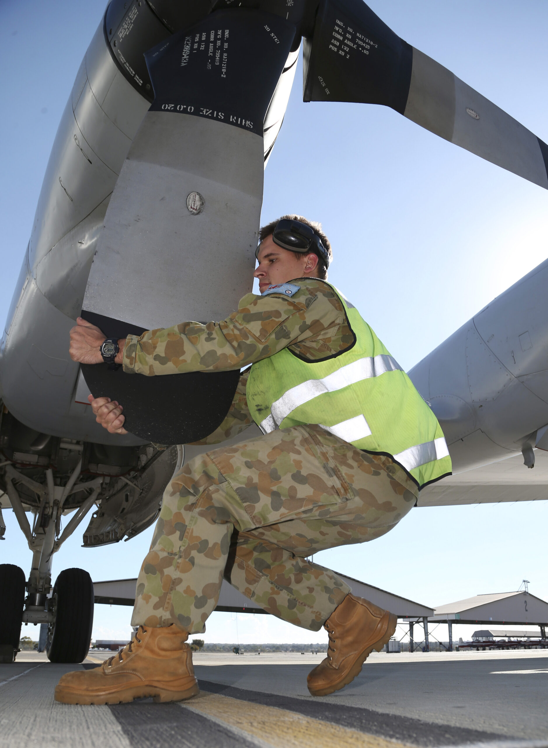 Ground crew work nights to keep MH370 search aloft