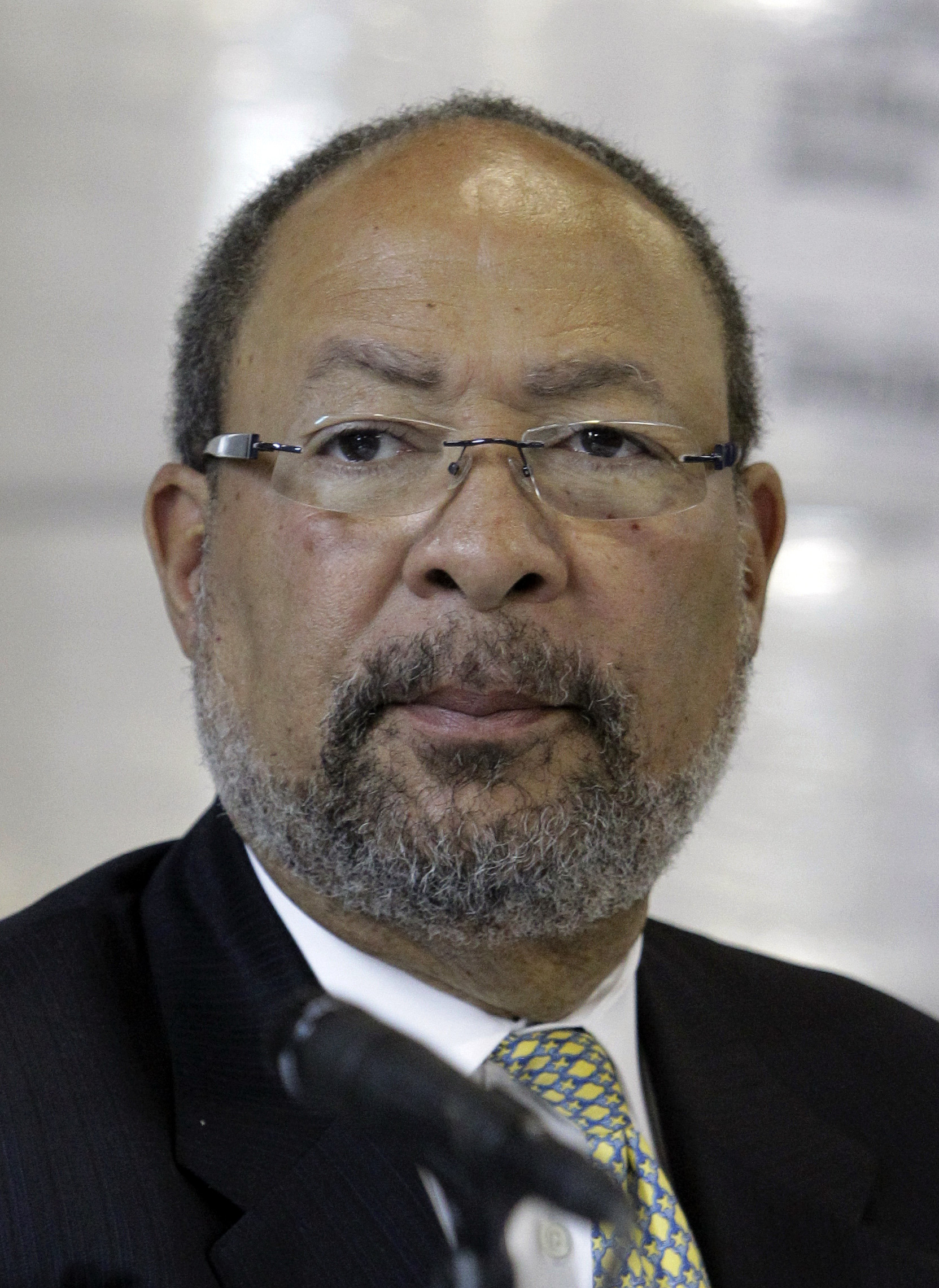 NBA picks Dick Parsons as interim Clippers CEO