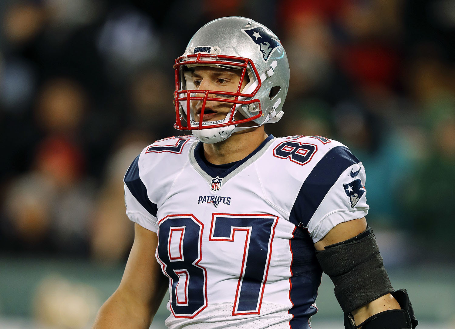 Patriots tight end Rob Gronkowski crashes White House press briefing