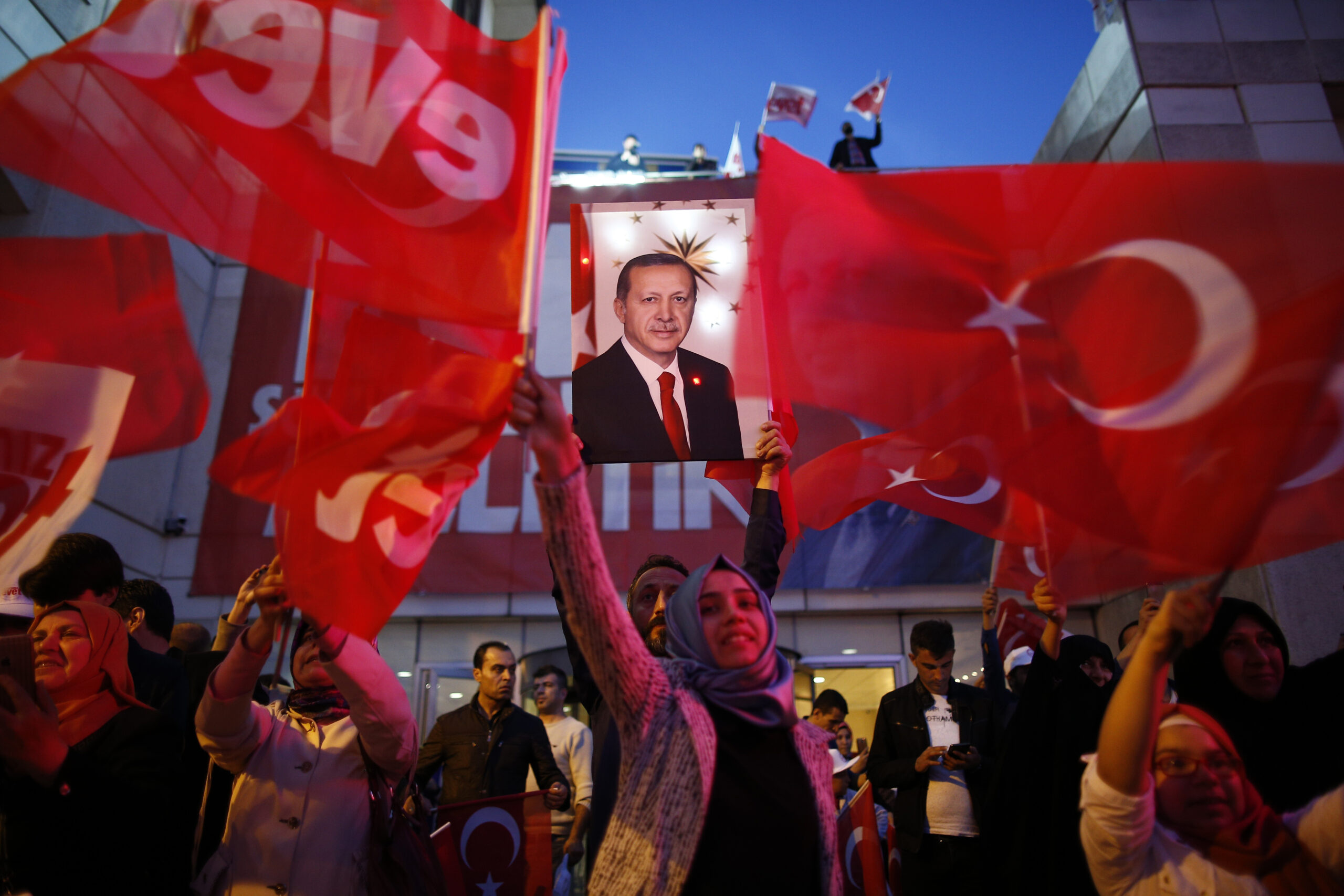 Turkey’s Erdogan eyes referendum win; critics claim fraud