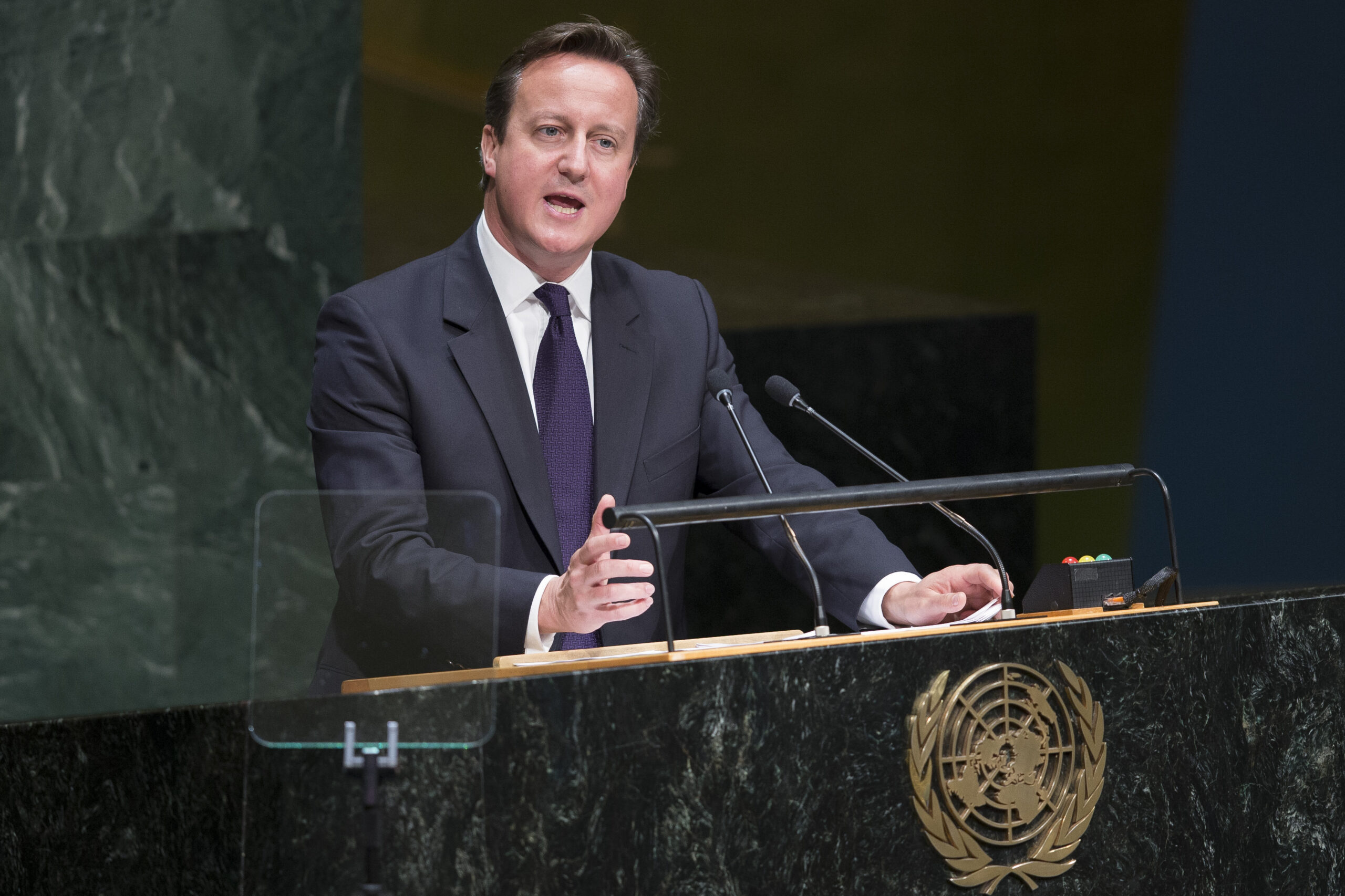 Cameron wants UK to join in airstrikes in Iraq