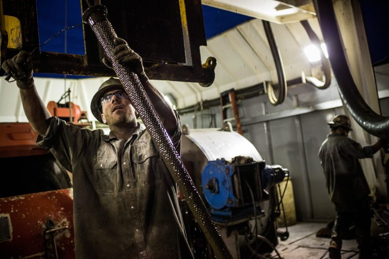 Scott Berreth, a derrick hand for Raven Drilling, works on an oil rig drilling into the Bakken shale formation on July 28, 2013 outside Watford City, N.D. (Photo by Andrew Burton/Getty Images)