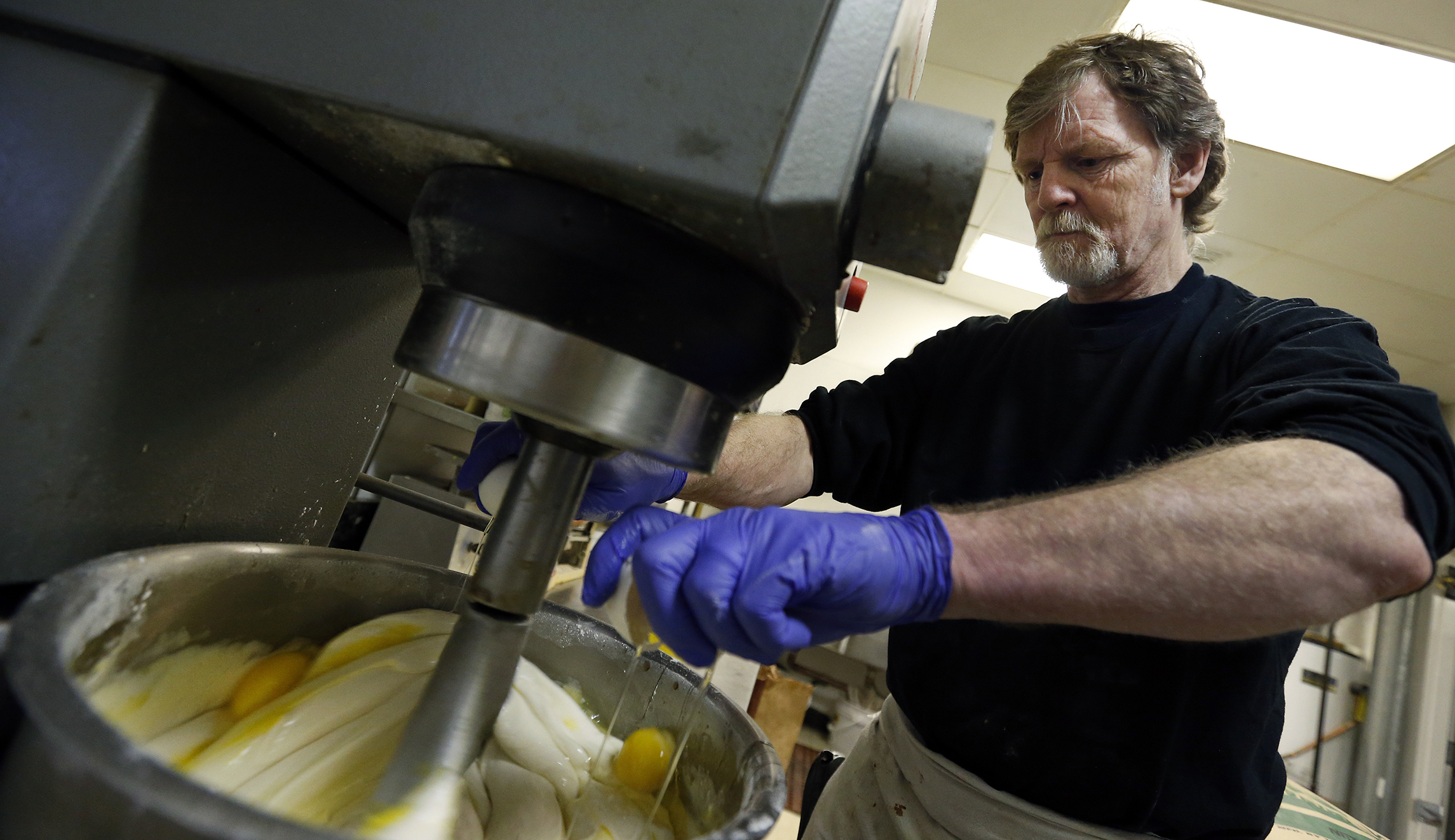Justice Department files brief in support of baker who refused to sell wedding cake to gay couple