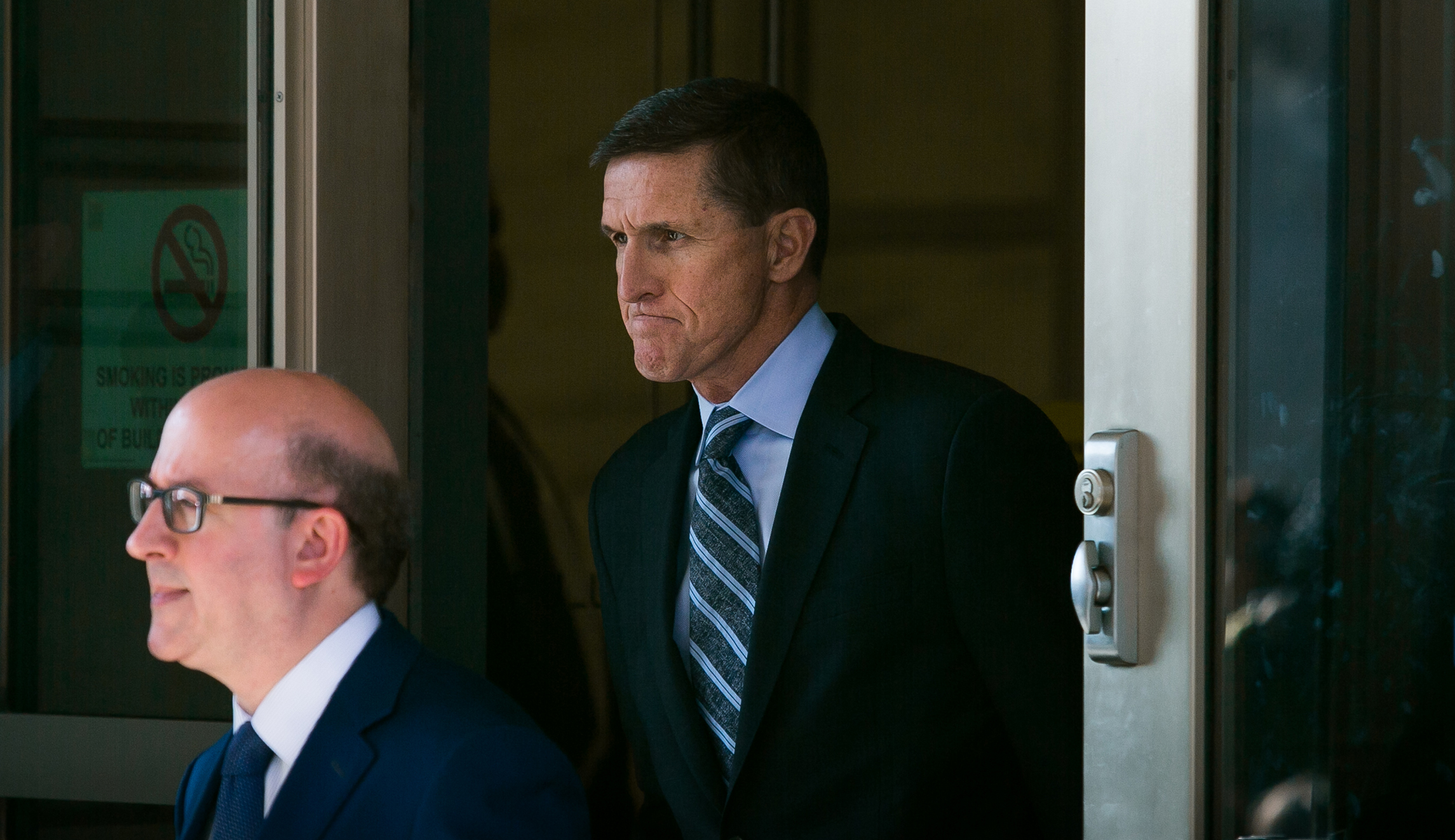 Judge warns Mike Flynn to cooperate with prosecutors for lighter sentence
