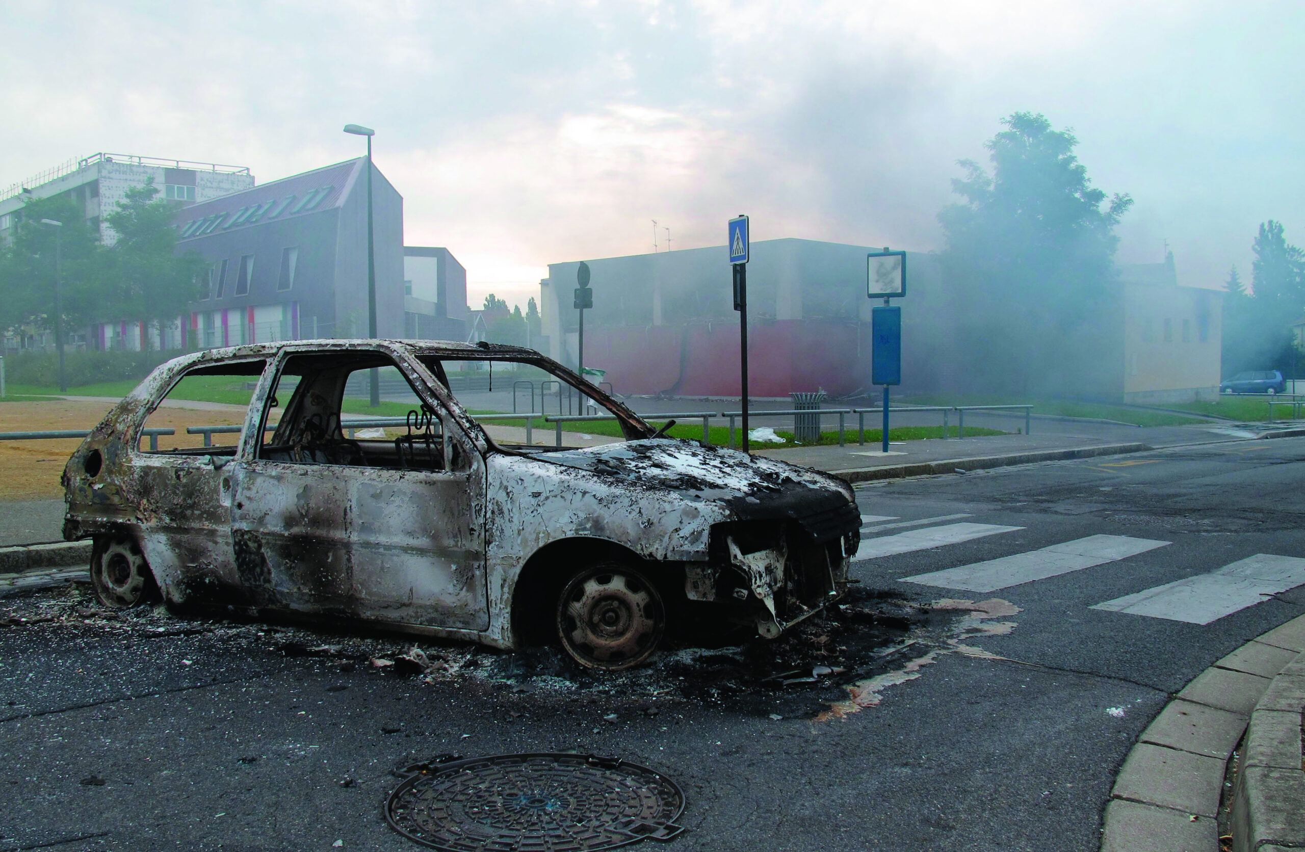Riot engulfs troubled French district in north