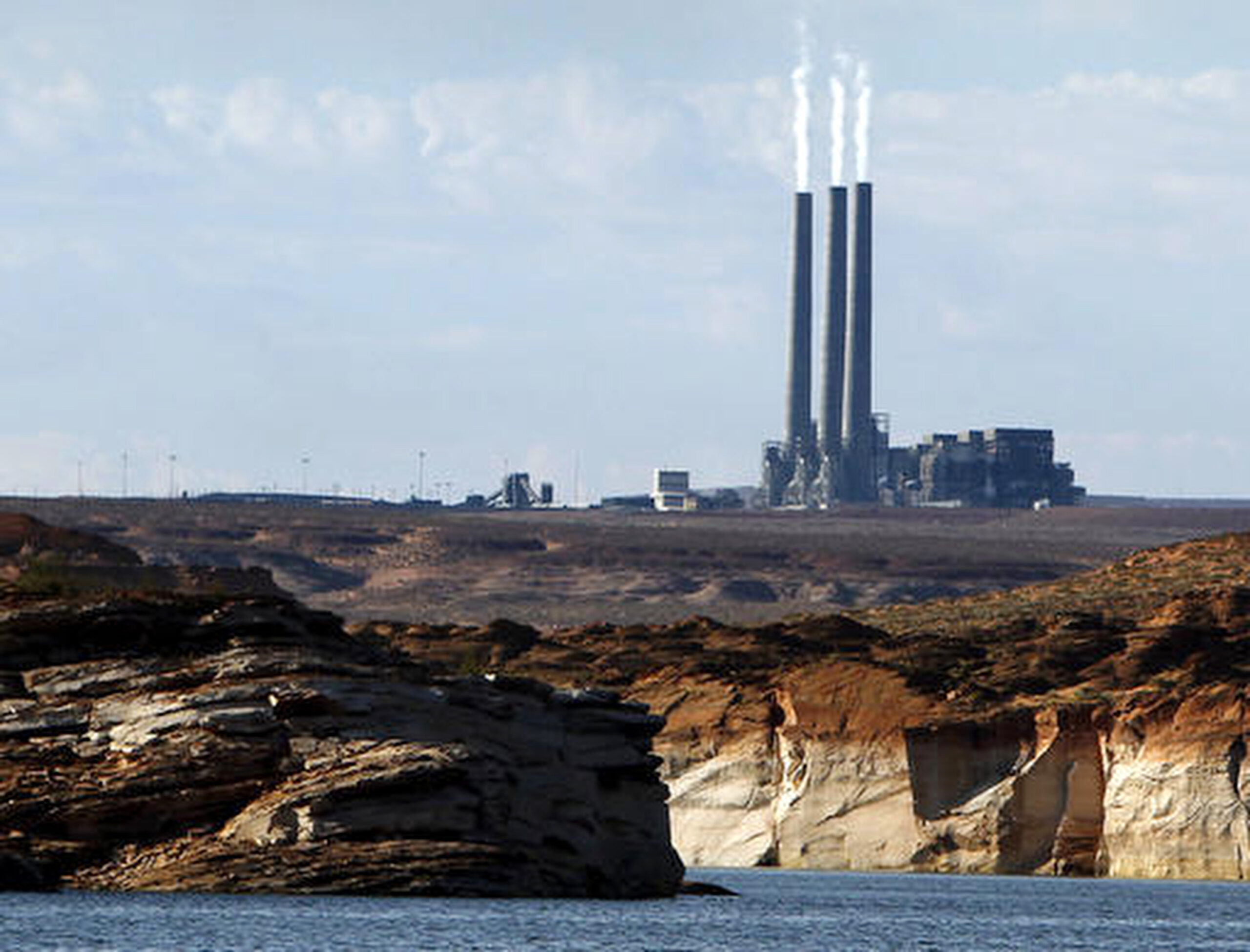 Trump administration scrambles to save largest coal plant in the West