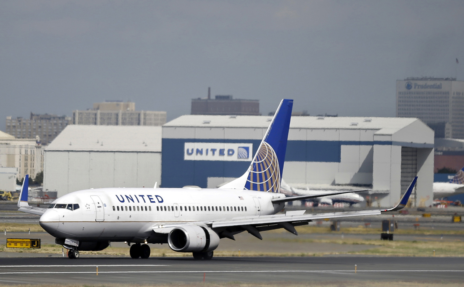 United Airlines leggings outrage is a perfect example of mob mentality and hysteria