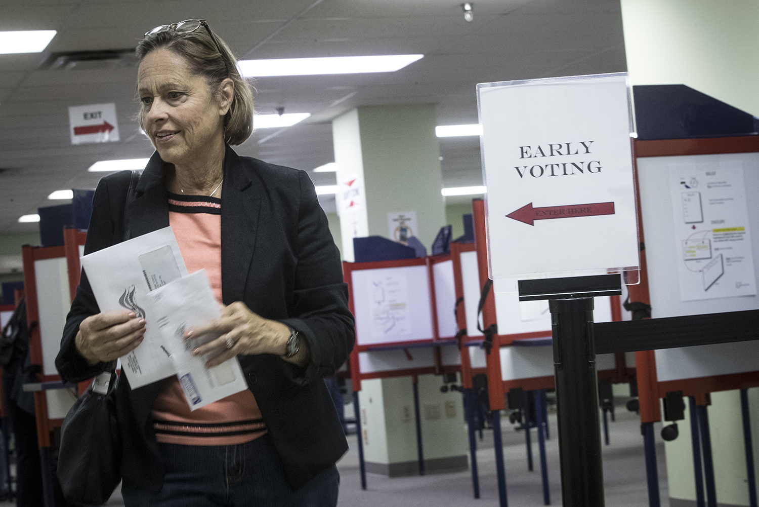 Early Florida ballots favor Clinton