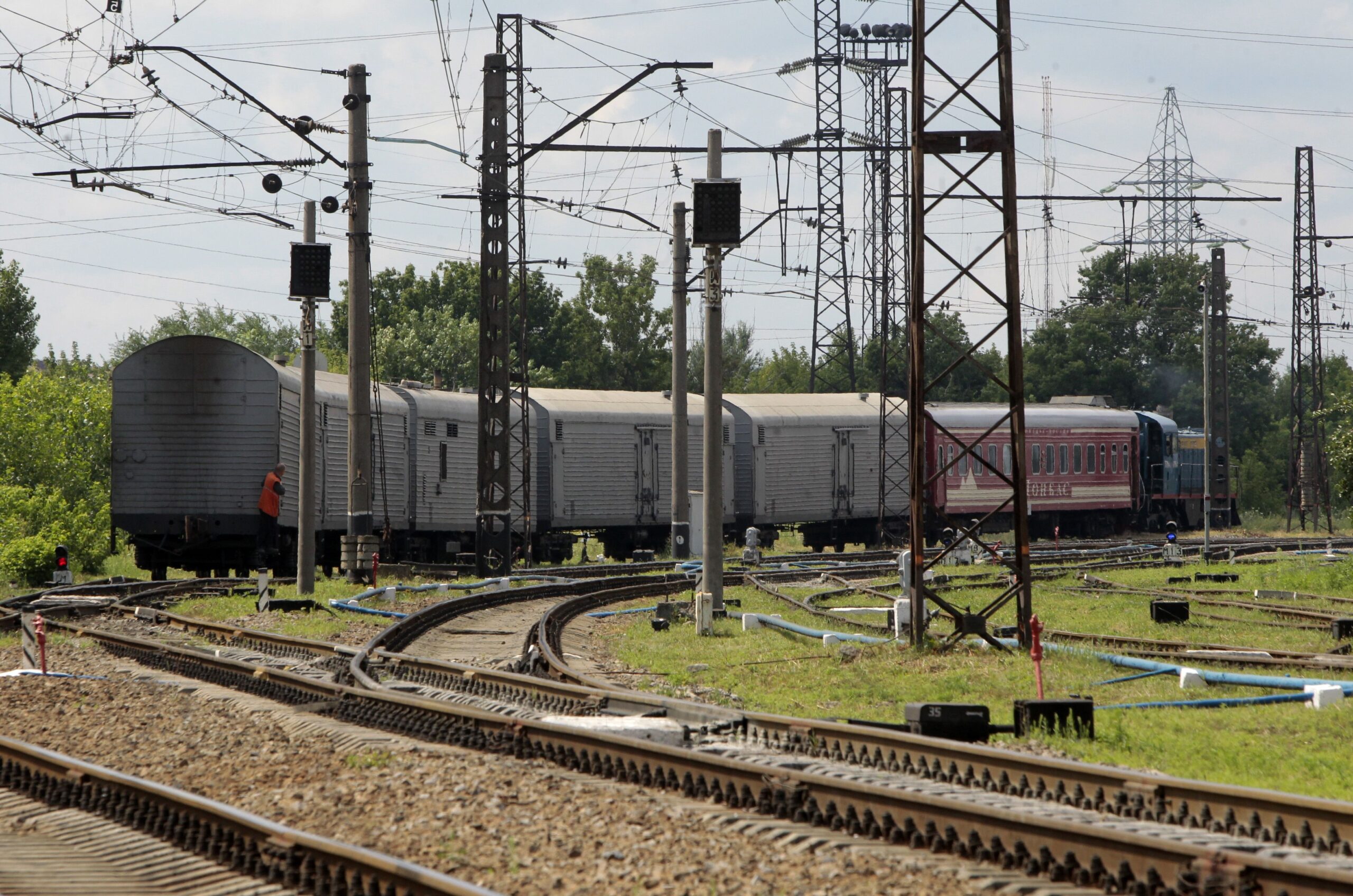 Plane crash bodies removed from war zone