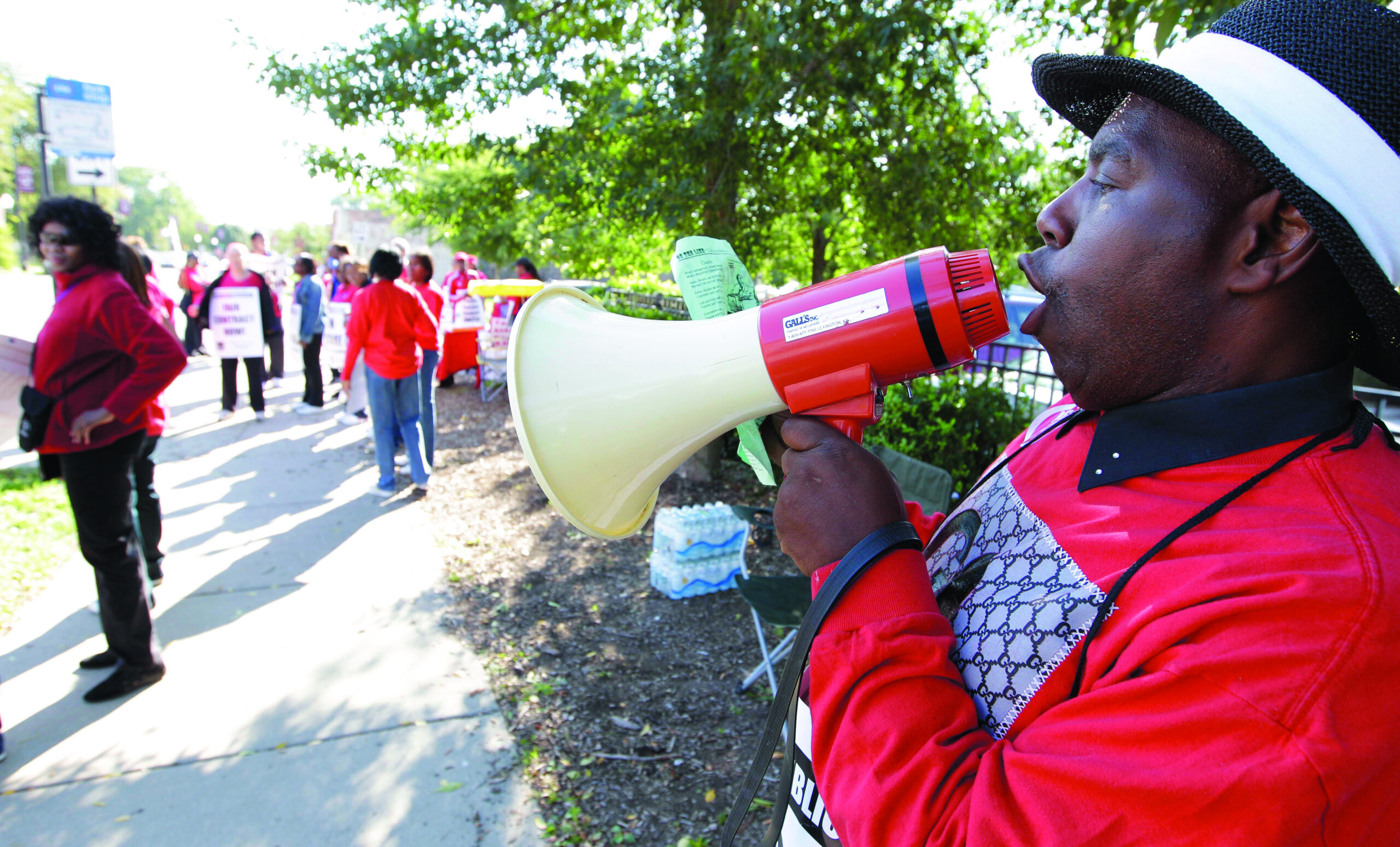 Striking Chicago teachers get support from parents