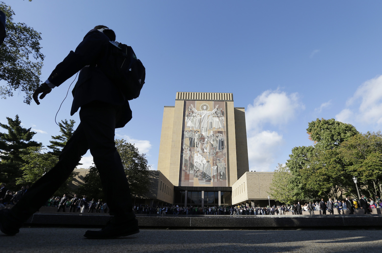 Notre Dame splits the baby, invites Pence to commencement