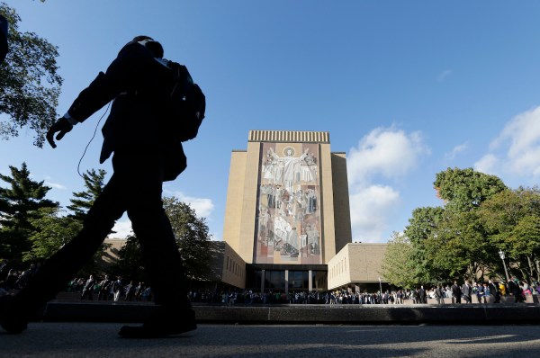 Notre Dame splits the baby, invites Pence to commencement