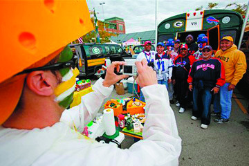 Party with Paul: Wisconsin bringing huge tailgate party to Tampa