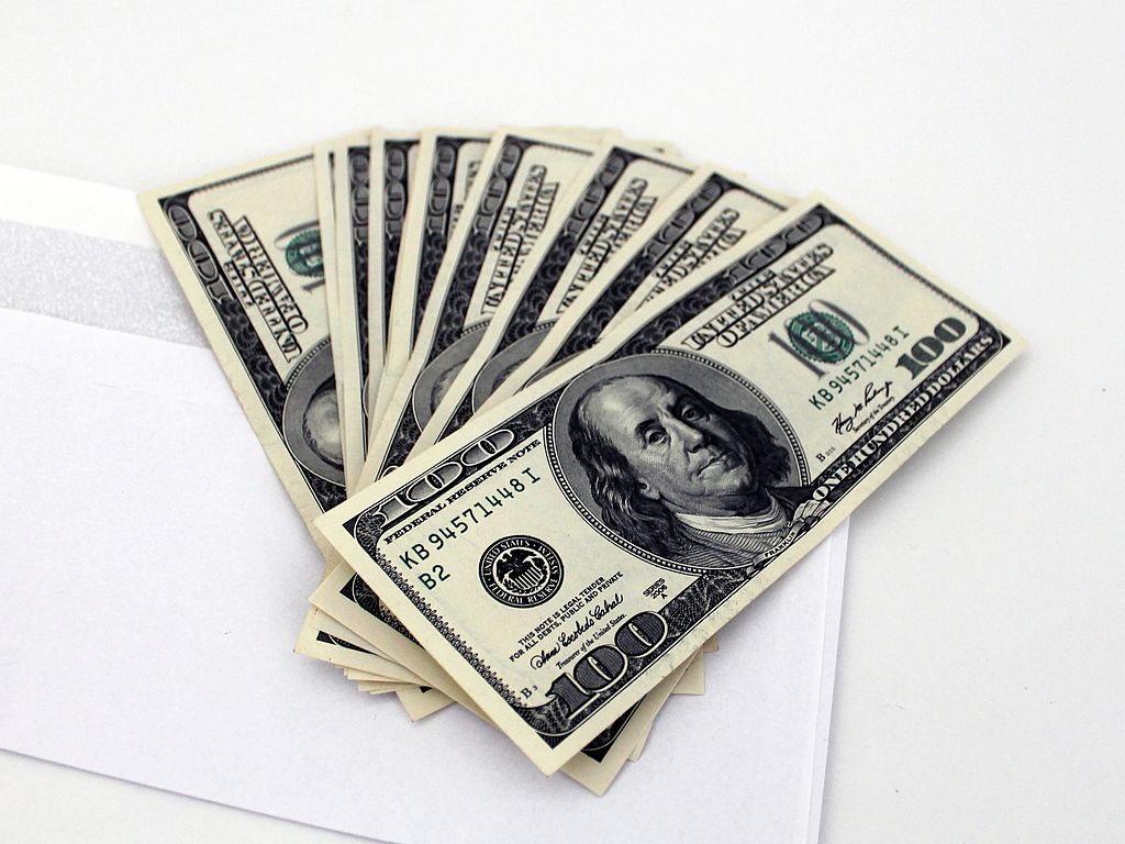 Former contractor pleads guilty to bribing feds