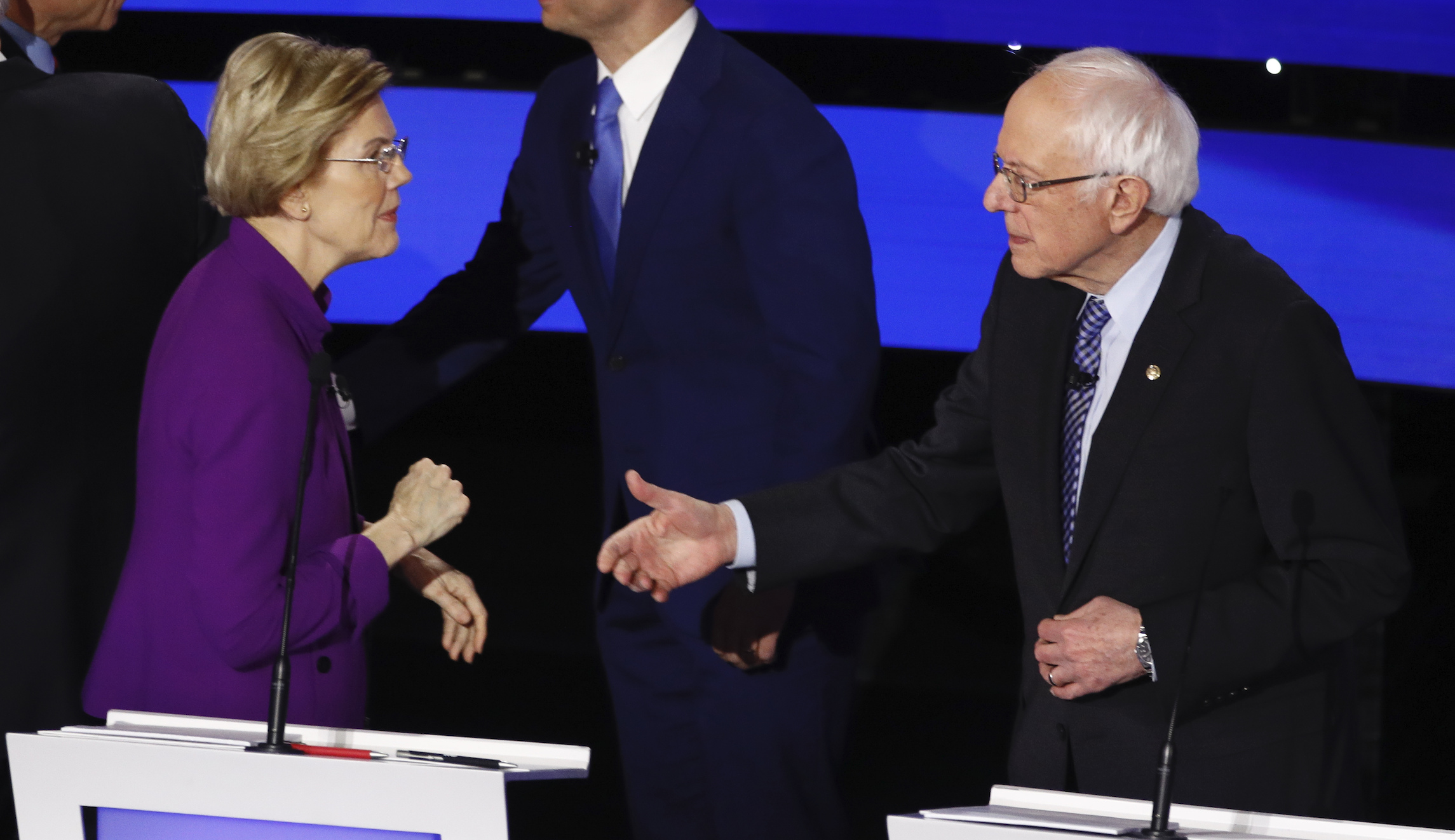 Warren declines to shake hand of Sanders after debate
