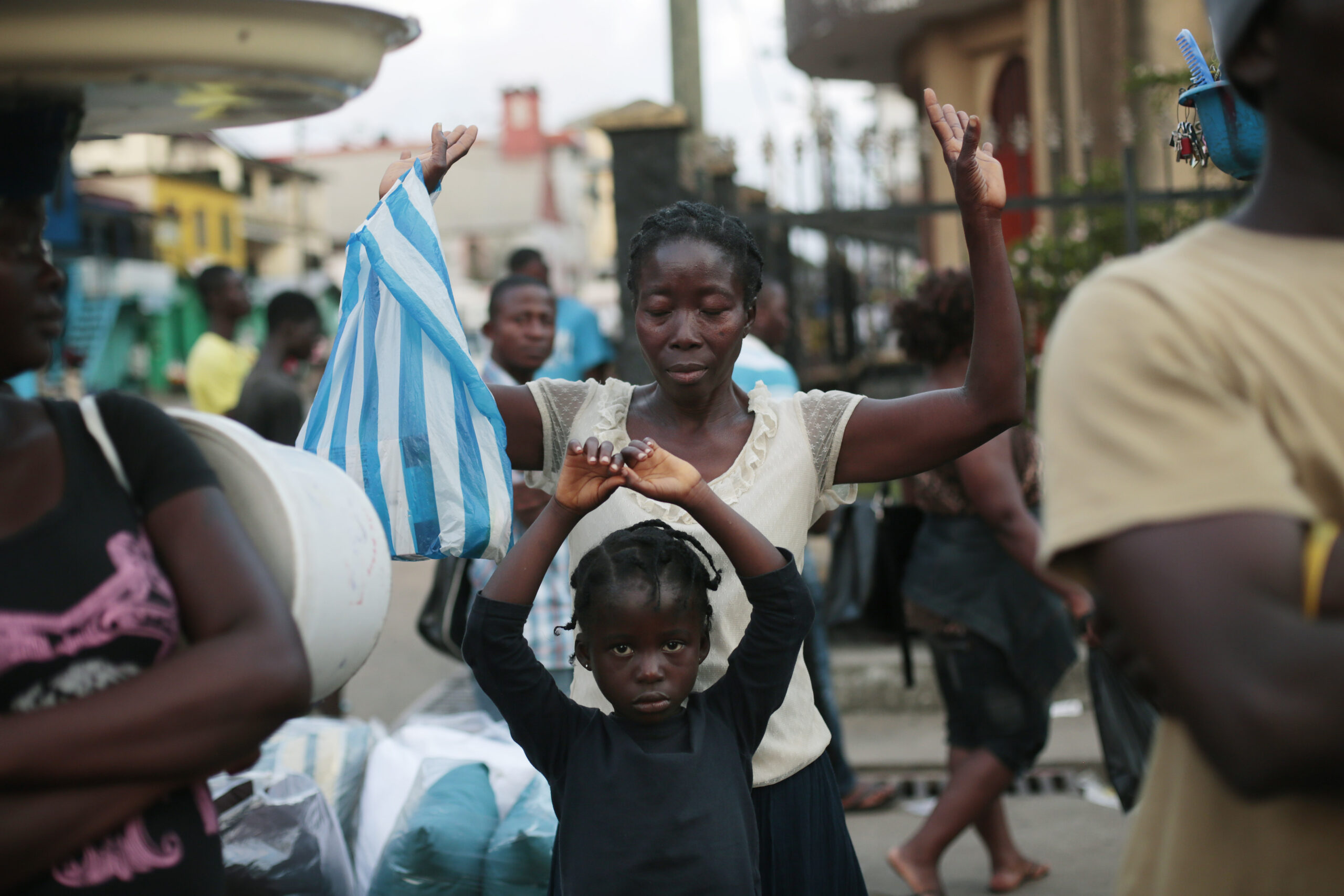 Ebola clinics fill up as Liberia awaits aid
